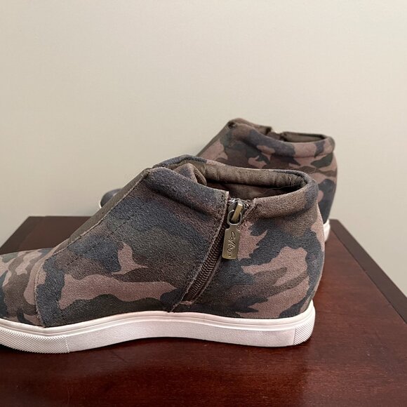 Aqua College Camouflage Suede Waterproof Sneakers SIZE 8 - Picture 7 of 8